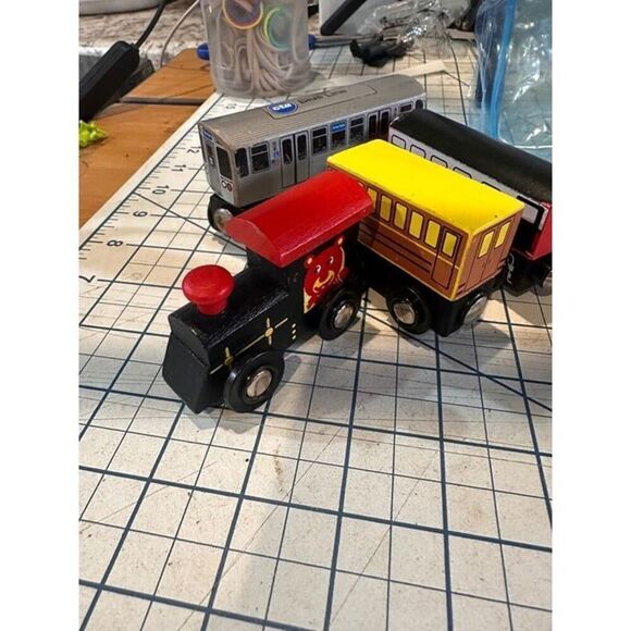 Magnetic Wooden train engine and cars 188 - Picture 1 of 1